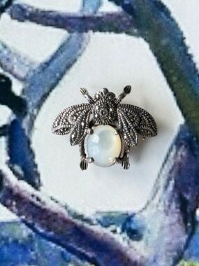 VINTAGE Petite 925 Bee Brooch/Pendant Marcasite Moonstone